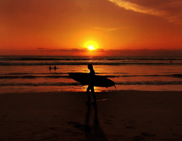 Pantai dengan Ombak Besar di Bali, Sumber Unsplash Nabeel Hussain