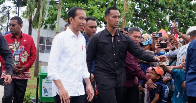 Bupati Biak, Herry Ario Naap (batik merah) saat bersama Presiden Jokowi di STC 2023. Foto:  Ainun Faathirjal Akbar/BumiPapua