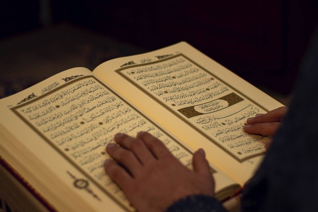 Ilustrasi Proses Nabi Muhammad Berkhalwat dan Menerima Wahyu. Sumber: Unsplash/Sohaib al Kharsa