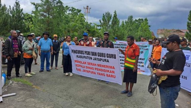Unjuk rasa para guru di Kabupaten Jayapura imbas pergantian Plt Kadis Pendidikan. Foto: ALan Youwe/Bumipapua.