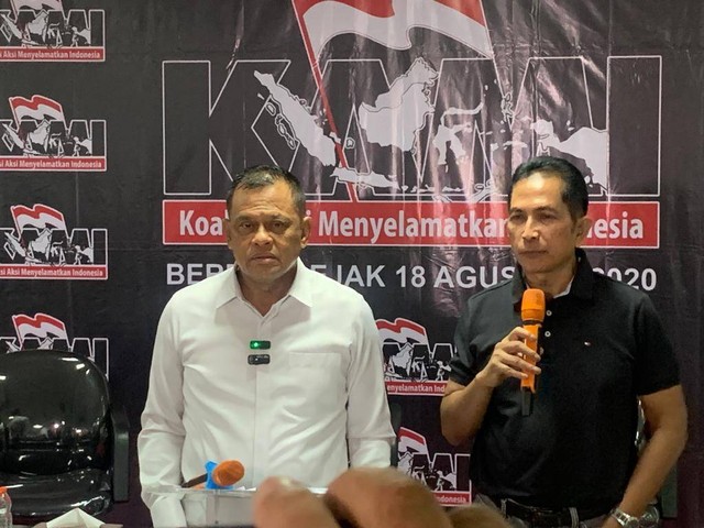 Presidium Koalisi Aksi Menyelamatkan Indonesia (KAMI) Gatot Nurmantyo (kiri) sampaikan Sikap KAMI Terhadap Pemilu 2024.  Foto: Paulina Herasmaranindar/kumparan