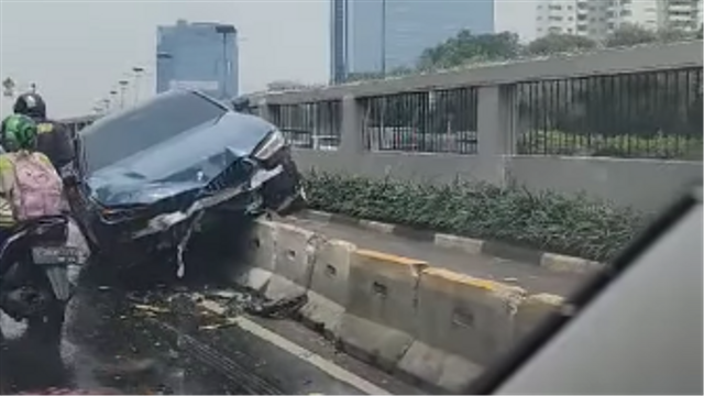 Mobil BMW mengalami kecelakaan di depan gedung DPR. Foto: Twitter/@TMCPoldaMetro