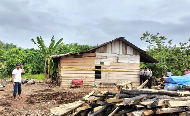 Rumah korban perampokan di Musi Rawas dipasang garis polisi. (ist)