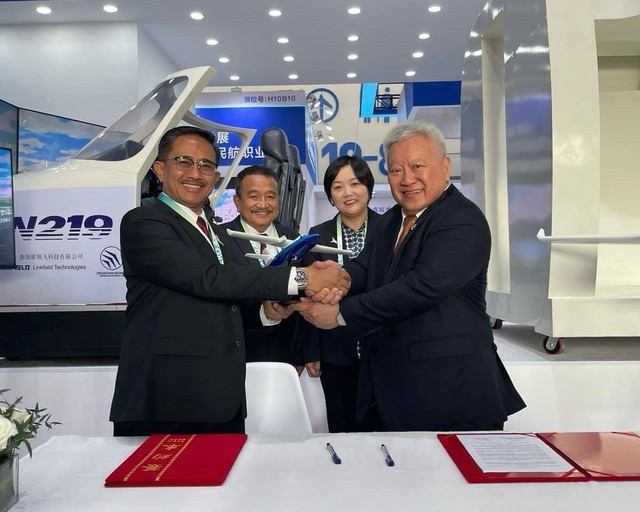 Direktur PTDI dan Direktur Linkfield Technologis meneken kesepakatan kerja sama jual-beli pesawat N219. Foto: Dok. PTDI