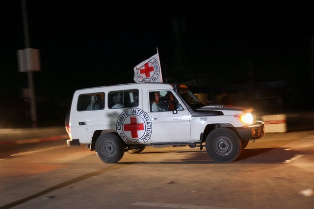 Mobil yang berisikan diduga sandera Hamas yang ditukar dengan WN Palestina yang dipenjara bertahun-tahun dengan Israel. Foto: Ibraheem Abu Mustafa/REUTERS