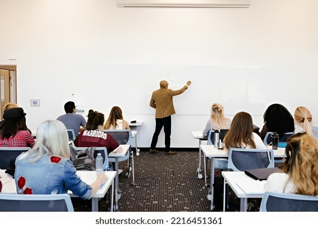 Sumber Foto: https://www.shutterstock.com/image-photo/male-professor-writing-on-whiteboard-university-2216451361