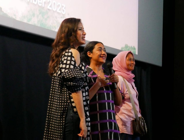 Nia Dinata (tengah) sutradara film 'Unearthing Muarajambi Temples'.