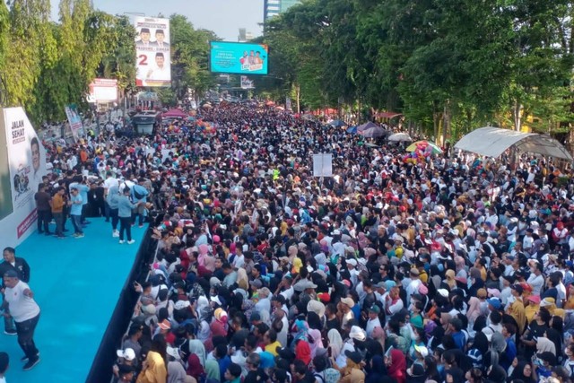 Cawapres Gibran Rakabuming Raka pada acara Jalan Santai Satu Putaran di Makassar, Sabtu (25/11/2023). Foto: kumparan