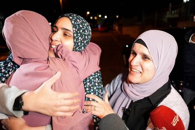 Tahanan Palestina yang dibebaskan Marah Bkeer disambut keluarganya di dekat rumahnya, di Yerusalem, Jumat (24/11/2023). Foto: Latifeh Abdellatif/REUTERS