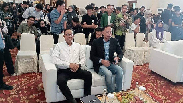 Capres Anies Baswedan menghadiri acara Konferensi Orang Muda Pulihkan Indonesia WALHI di Balai Kartini, Jakarta Selatan, Sabtu (25/11/2023). Foto: Fadlan Nuril Fahmi/kumparan