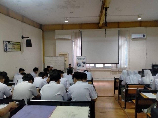 Guru ketika melakukan trasformasi ilmu pengetahuan di kelas. Foto: Yusran