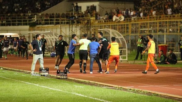 Keributan official Persiraja dengan tim medis PSMS sebelum laga berakhir, pada 18 November 2023. Foto: Dok. Persiraja