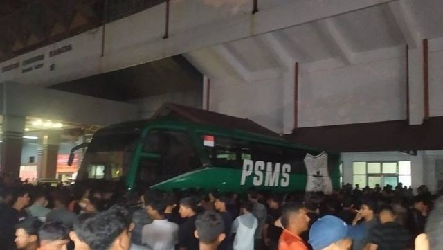 Penonton Persiraja Banda Aceh saat mengerumuni bus pemain PSMS Medan usai laga di stadion Harapan Bangsa Banda Aceh, Sabtu malam (18/11/2023). Foto: Rahmat Fajri/ANTARA