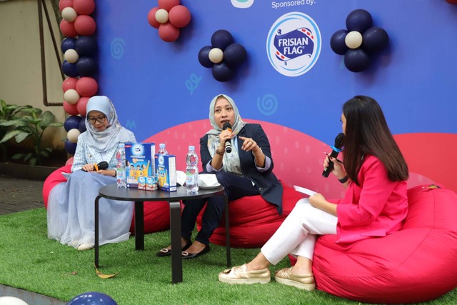 Ahli Gizi, Mifta Novikasari S.P, M.K.M, dan Corporate Communication Manager Frisian Flag Indonesia, Fetti Fadliah, pada acara kumparanMOM Playdate November di kantor kumparan, Jakarta, Sabtu (25/11/2023). Foto: Jamal Ramadhan/kumparan