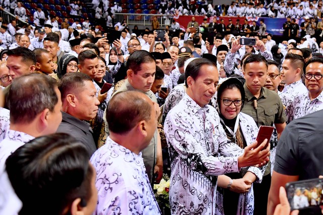 Presiden Jokowi hadiri peringatan HUT ke-78 Persatuan Guru Republik Indonesia (PGRI) dan Hari Guru Nasional Tahun 2023 di Britama Arena, Kelapa Gading, Jakarta Utara, Sabtu (25/11/2023). Foto: Rusman/Biro Pers Sekretariat Presiden