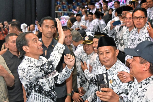 Presiden Jokowi hadiri peringatan HUT ke-78 Persatuan Guru Republik Indonesia (PGRI) dan Hari Guru Nasional Tahun 2023 di Britama Arena, Kelapa Gading, Jakarta Utara, Sabtu (25/11/2023). Foto: Vico/Biro Pers Sekretariat Presiden