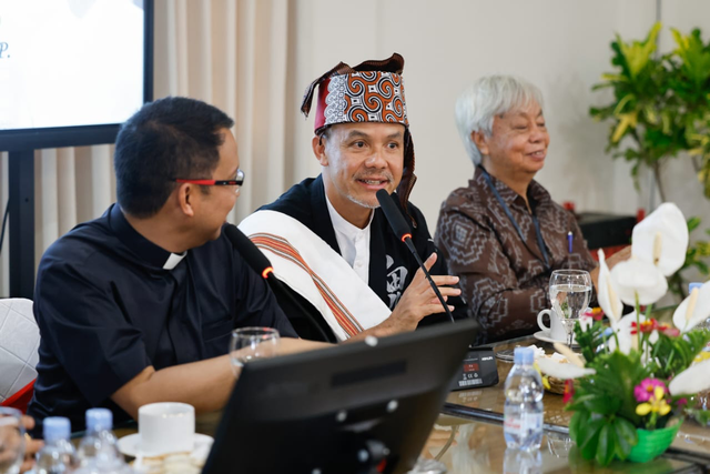 Capres Ganjar Pranowo bertemu sejumlah pendeta dan tokoh masyarakat di di Kantor Badan Pekerja Sinode Gereja Toraja, Jalan Jenderal Ahmad Yani Nomor 45, Singko’, Kecamatan Rantepao, Kabupaten Toraja Utara, Sulawesi Selatan (Susel), Sabtu (25/11/2023). Foto: Dok. Istimewa