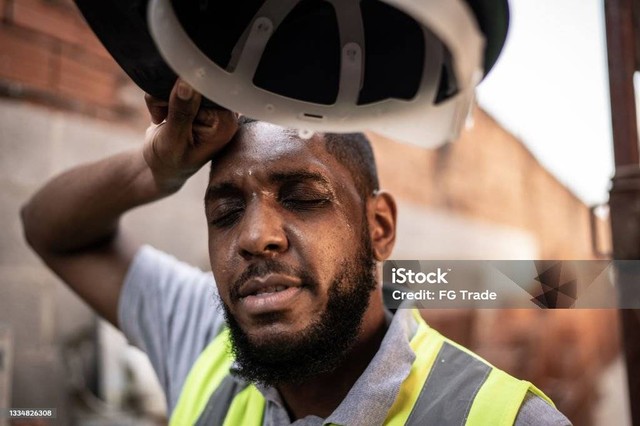 Pekerja konstruksi mengalami heat stroke.