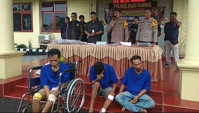 3 dari 4 pelaku perampokan yang berhasil ditangkap Polres Musi Rawas. (ist)