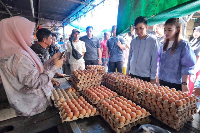 Gibran Rakabuming Raka blusukan ke Pasar Terong, Makassar. Foto: Dok. Istimewa