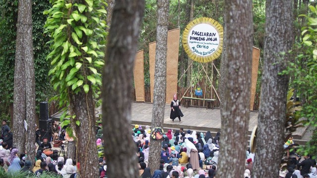Penonton yang menyaksikan Pagelaran Dongeng Jogja 2023 di Panggung Sekolah Alam, Hutan Pinus Mangunan, Bantul pada Minggu (19/11). Foto: Arif UT / Pandangan Jogja