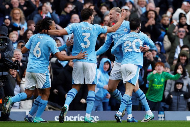 Selebrasi pemain Manchester City Erling Haaland usai mencetak gol ke gawang Liverpool pada pertandingan Liga Inggris di Stadion Etihad, Manchester, Inggris, Sabtu (25/11/2023). Foto: Jason Cairnduff/REUTERS