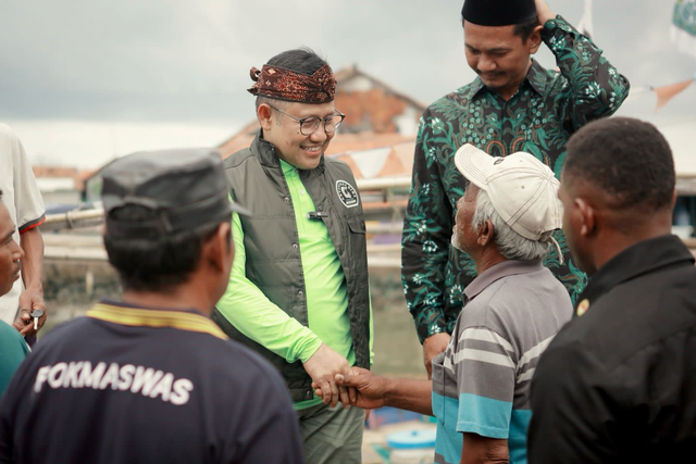 Cawapres Muhaimin Iskandar mengunjungi nelayan di Desa Mayangan, Kecamatan Legon Kulon, Kabupaten Subang, Jawa Barat, Sabtu (25/11/2023). Foto: Dok. Istimewa