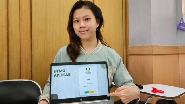 Jenifer Victoria Jaya Andreas, salah satu anggota tim KKN Abmas ITS, menunjukkan tampilan demo aplikasi WarungKu. Foto: Humas ITS