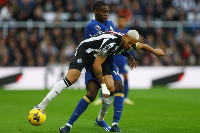 Pemain Chelsea Lesley Ugochukwu berebut bola dengan pemain Newcastle United  Joelinton pada pertandingan Liga Inggris di St James Park, Newcastle, Inggris, Sabtu (25/11/2023). Foto: Lee Smith/REUTERS