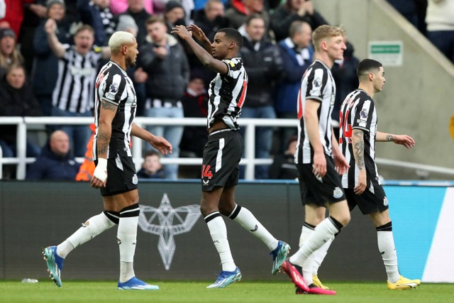 Selebrasi pemain Newcastle United  usai mencetak gol ke gawang Chelsea pada pertandingan Liga Inggris di St James Park, Newcastle, Inggris, Sabtu (25/11/2023). Foto: Scott Heppell/REUTERS