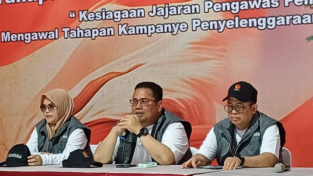 Konferensi pers Bawaslu usai menggelar apel siaga pengawasan tahapan kampanye di Monas, Jakarta Pusat, Minggu (26/11/2023). Foto: Zamachsyari/kumparan