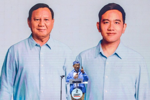 Ketua Tim Kampanye Daerah (TKD) Prabowo - Gibran Jawa Barat Ridwan Kamil menyampaikan pidatonya saat Konsolidasi TKD Prabowo - Gibran Provinsi Jawa Barat di The House Convention Hall, Bandung, Jawa Barat, Sabtu (25/11/2023). Foto: M Agung Rajasa/Antara Foto