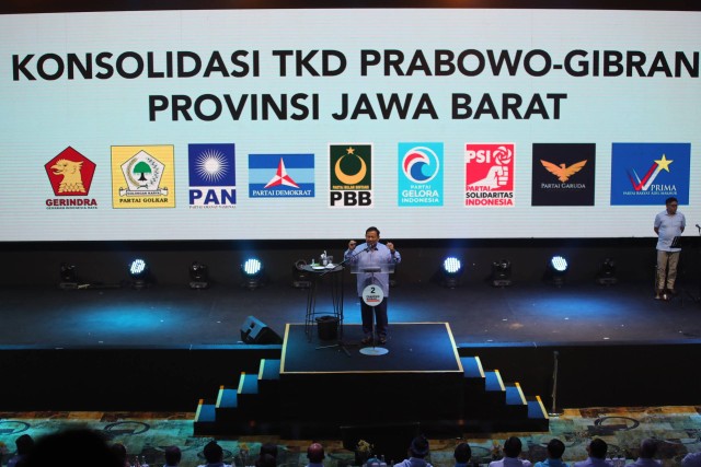 Calon Presiden nomor urut 2 Prabowo Subianto menyampaikan pidato saat Konsolidasi TKD Prabowo - Gibran Provinsi Jawa Barat di The House Convention Hall, Bandung, Jawa Barat, Sabtu (25/11/2023). Foto: Dok. Istimewa