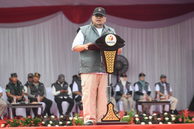 Ketua Badan Pengawan Pemilu (Bawaslu) Rahmat Bagja memberikan arahan saat apel siaga pengawasan kampanye Pemilu 2024 di kawasan Monas, Jakarta, Minggu (26/11/2023). Foto: Hafidz Mubarak A/Antara Foto