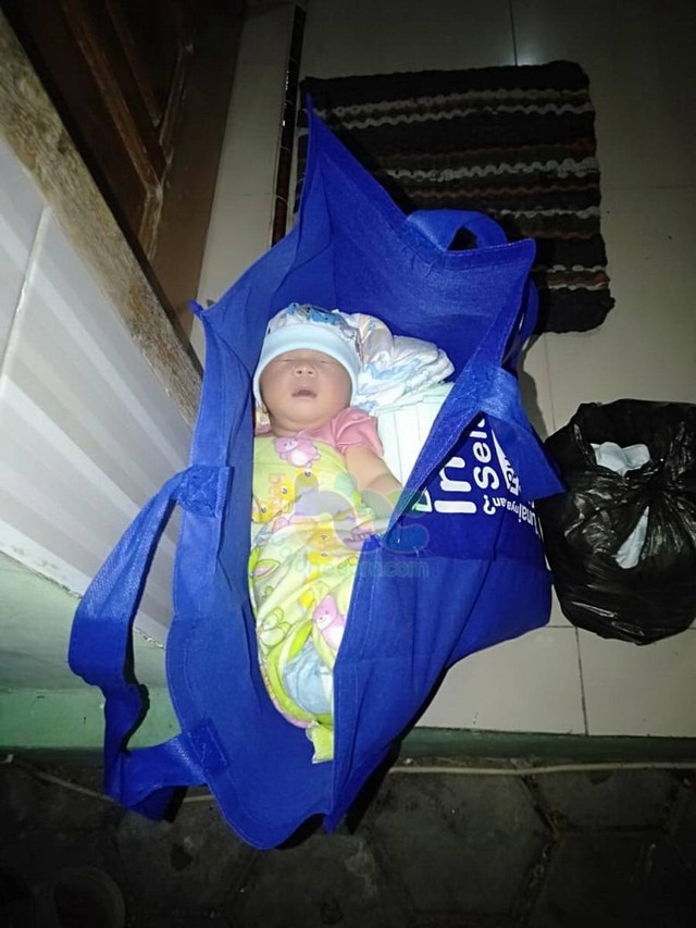 Sesosok bayi perempuan yang ditemukan di Desa Selogabus, Kecamatan Parengan, Kabupaten Tuban. Sabtu malam (25/11/2023). (Aset: dok istimewa)