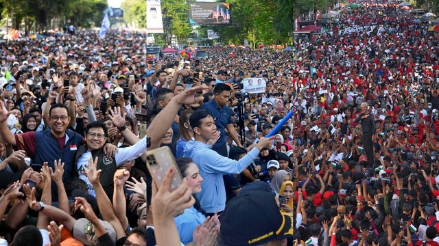 Kolase suasana saat Anies, Cak Imin, Gibran dan Ganjar jalan sehat di Makassar Foto: kumparan, Antara Foto dan Dok. Istimewa