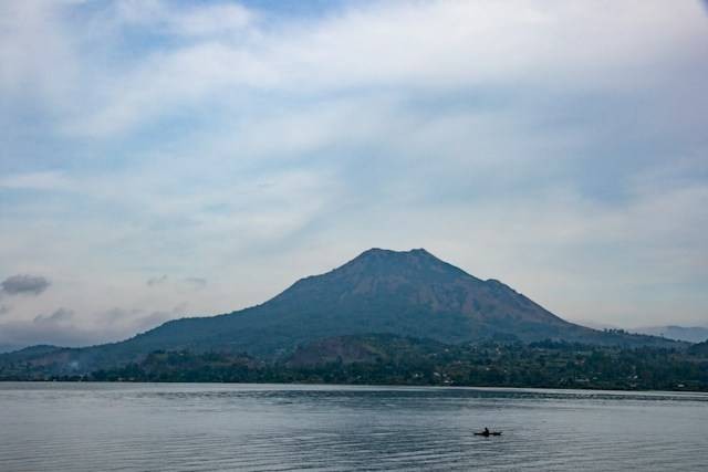 Wisata danau di Bali. Sumber: Robin Canfield / Unsplash