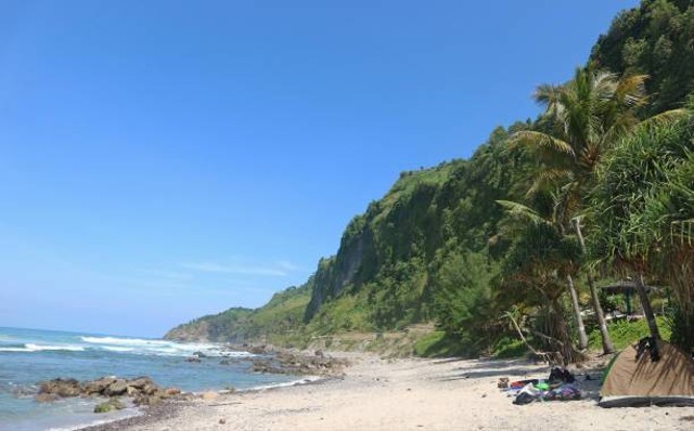 Pasir putih Pantai Menganti, sumber: istockphoto/Luchito Sangsoko