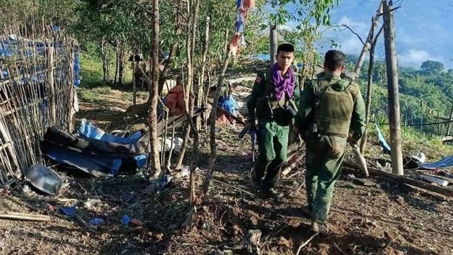 Anggota Tentara Aliansi Demokratik Nasional Myanmar terlihat berjalan melewati pangkalan militer yang direbut di dekat kota Laukkaing di negara bagian Shan utara Myanmar pada 28 Oktober 2023. Foto: Jaringan Informasi Kokang/AFP
