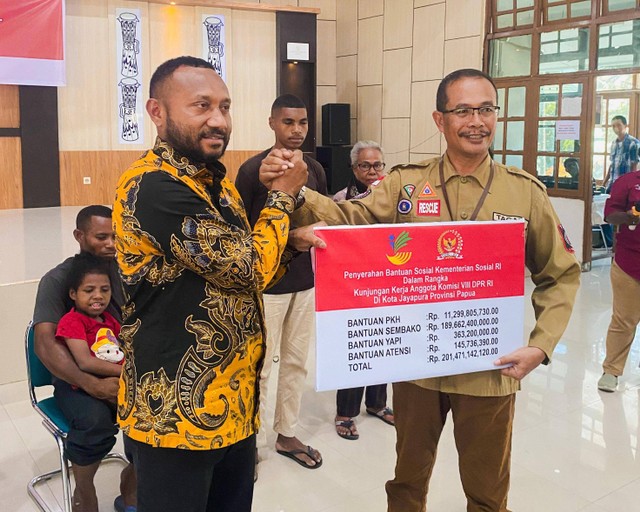 Kemensos bersama anggota Komisi VIII DPR RI, Yan Permenas Mandenas, memberikan bantuan sosial (bansos) senilai Rp 201 miliar kepada masyarakat Papua pada Sabtu (25/11). Foto: Dok. Istimewa