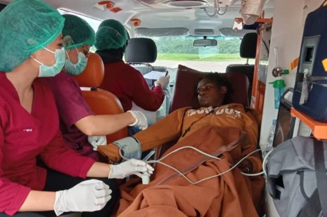 Penyelamatan ibu hamil dan bayinya di Distrik Geselama, Kabupaten Nduga, Provinsi Papua Pegunungan. Foto: Stefanus Tarsii