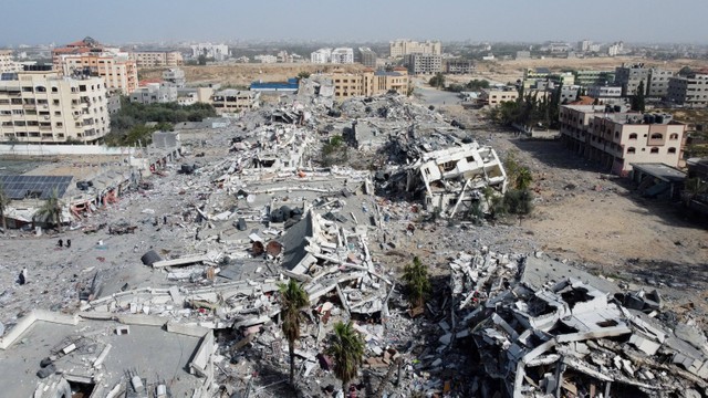 Foto udara menunjukkan kerusakan bangunan tempat tinggal akibat serangan Israel di selatan Kota Gaza, Minggu (26/11/2023). Foto: Bassam Masoud/REUTERS