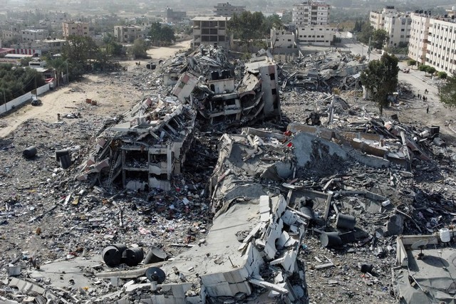 Foto udara menunjukkan kerusakan bangunan tempat tinggal akibat serangan Israel di selatan Kota Gaza, Minggu (26/11/2023). Foto: Bassam Masoud/REUTERS