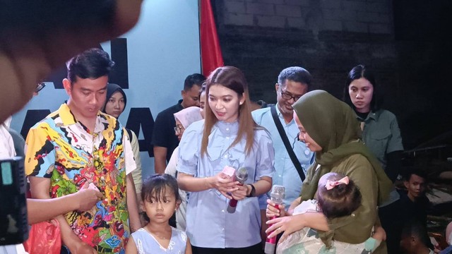 Gibran Rakabuming Raka disambut warga di Jelambar, Jakarta Barat, Minggu (26/11/2023). Foto: Hedi/kumparan