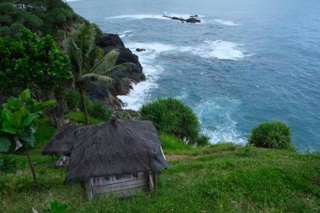 Pemandangan bukit di atas laut di Pantai Menganti, sumber: istockphoto/Ahmad Darmansyah