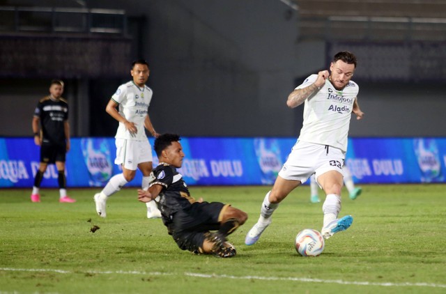 Pemain Dewa United Theo Numberi berebut bola dengan pemain Persib Bandung Marc Klok pada pertandingan BRI Liga 1 di Stadion Indomilk Arena, Tangerang, Banten, Minggu (26/11/2023). Foto: Muhammad Iqbal/ANTARA FOTO