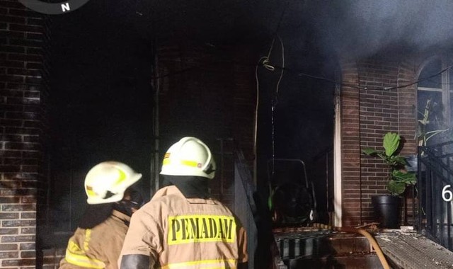 Petugas damkar memadamkan kebakaran yang terjadi di studio musik di Jalan Gunawarman, Jakarta Selatan, Senin (27/11) dini hari. Foto: Dok. Istimewa