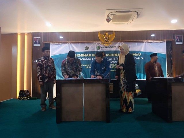 Muriyanto, M.Pd.I saat menandatangani MoU dengan Unisza pada Senin (20/11) di Universitas Wahid Hasyim Semarang. Foto: Al-Faiz/Humas