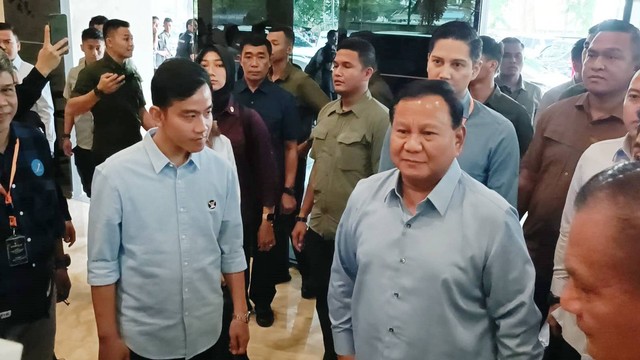 Pasangan Capres-cawapres Nomor Urut 2, Prabowo-Gibran menghadiri acara Rakornas Sentra Penegakkan Hukum Terpadu di Hotel Grand Sahid Jaya, Jakarta Pusat, Senin (27/11/2023). Foto: Zamachsyari/kumparan