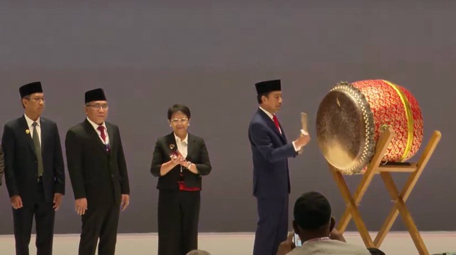 Presiden Jokowi meresmikan pembukaan R20 International Summit of Religious Authorities di Jakarta, 27 November 2023. Foto: YouTube/Setpres RI